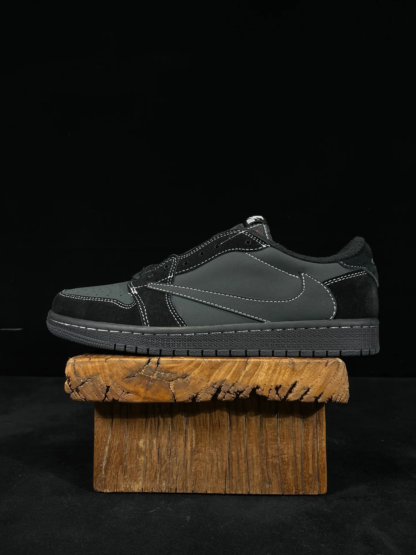 Air Jordan 1 Low "Reverse Swoosh" Black Shoes