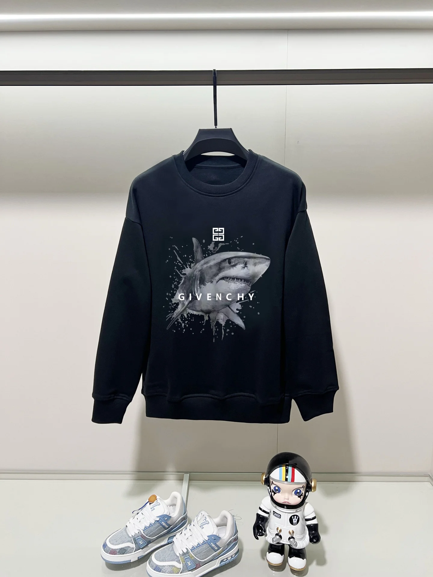 Givenchy 2025AW Black Crew-Neck Sweatshirt with Shark Print