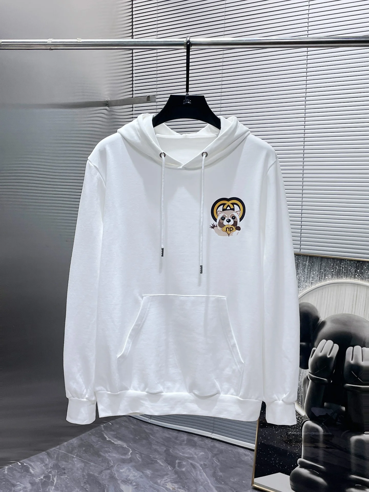 Gucci 2025SS Early Autumn White Hooded Sweatshirt with Cartoon Raccoon Logo