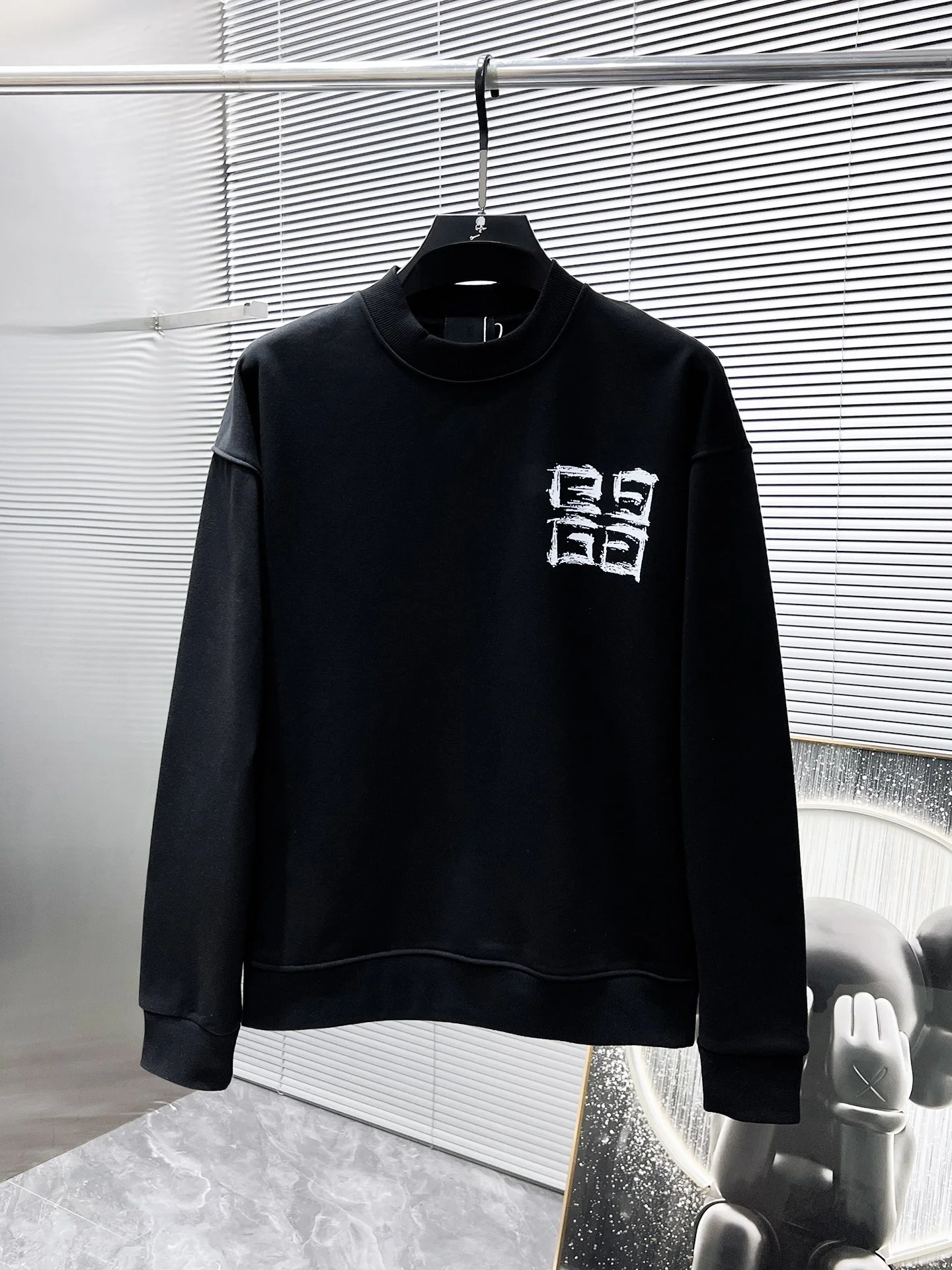 Givenchy 2025SS Early Autumn Black Crew-Neck Long-Sleeve Sweatshirt