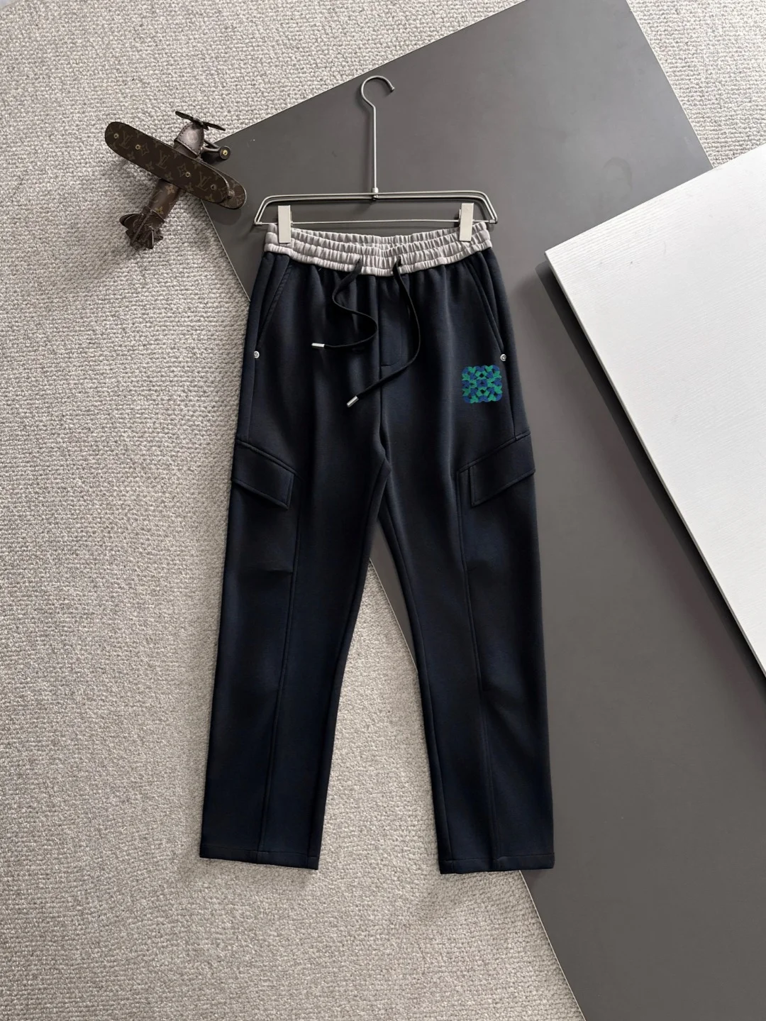 Loewe 2025 Autumn New Black Elastic-Waist Casual Pants with Brand Element