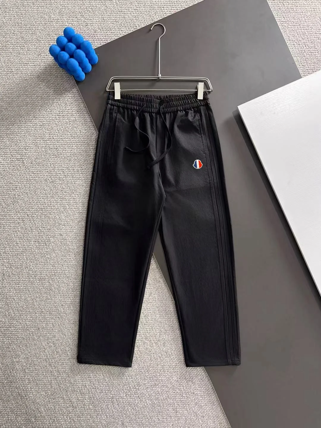 Moncler 2025 Autumn New Black Elastic-Waist Pants with Brand Element & Relaxed Fit
