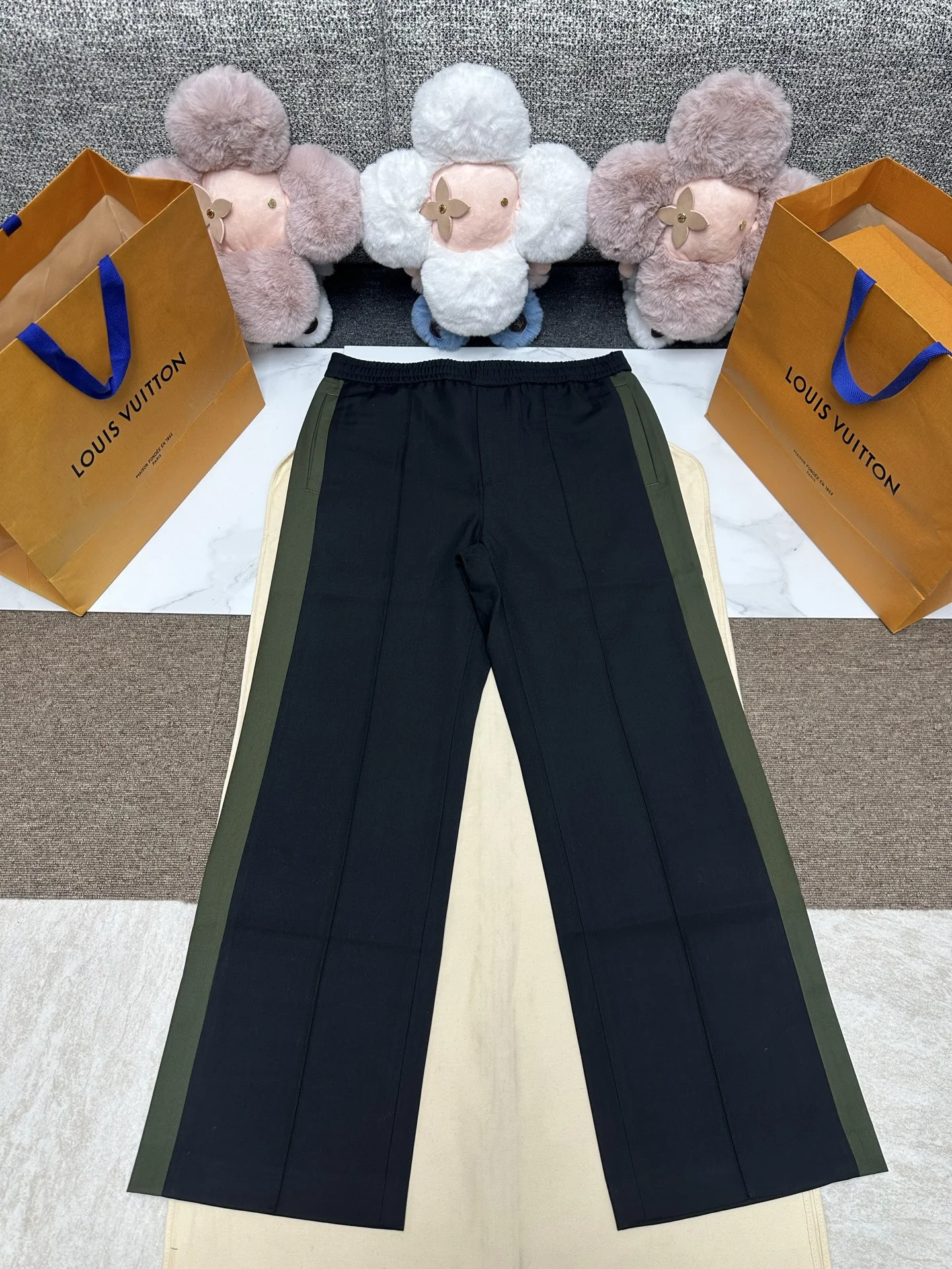 Gucci 2025 New Contrast-Color Spliced Sports Pants with Khaki-Splicing