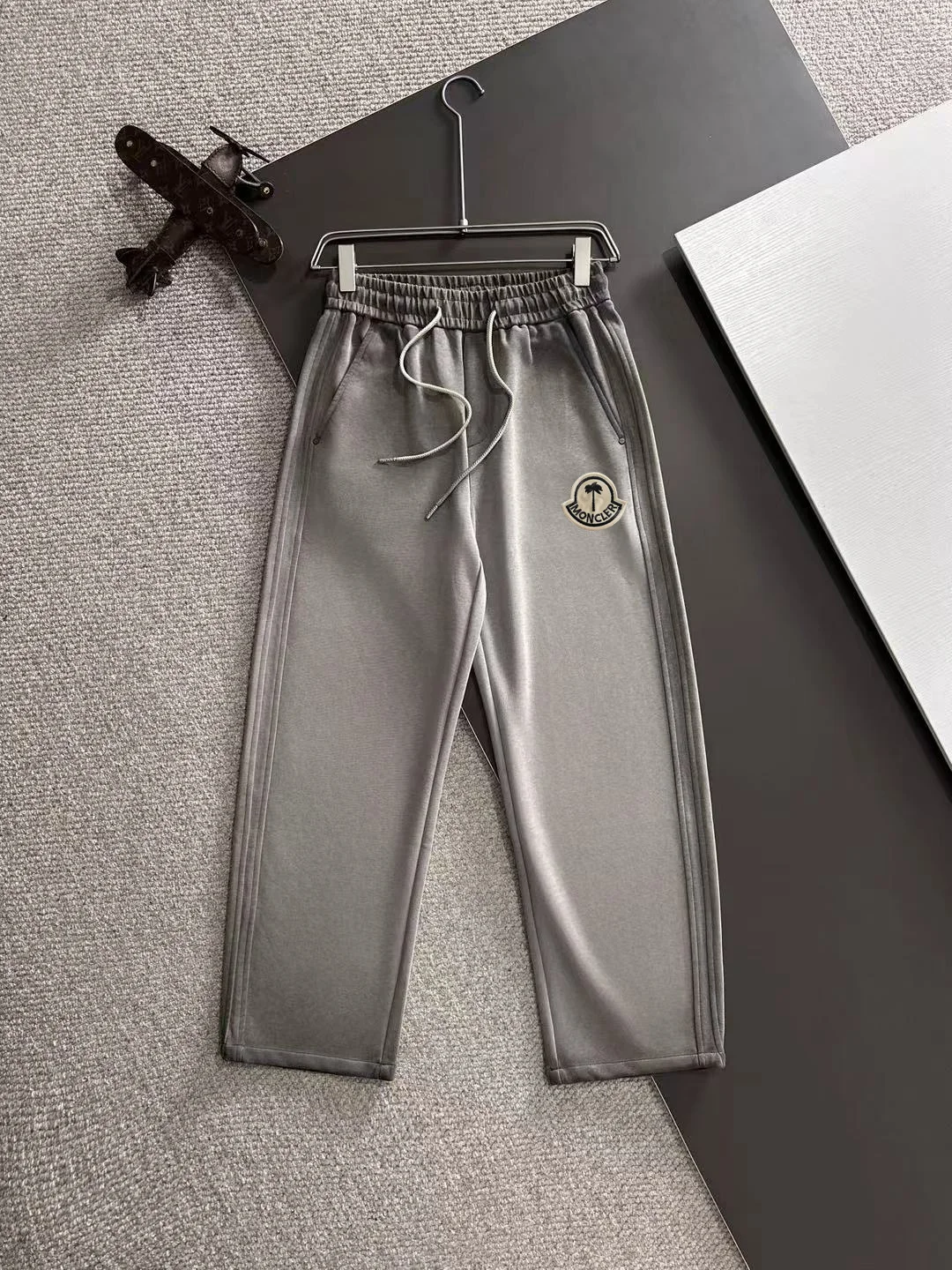Moncler 2025 Fall New Gray Elastic-Waist Pants with Relaxed Cut & Fit