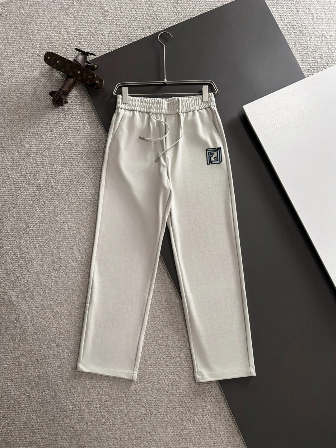 Fendi 2025 Fall New White Elastic-Waist Pants with Embroidered Logo & Cut