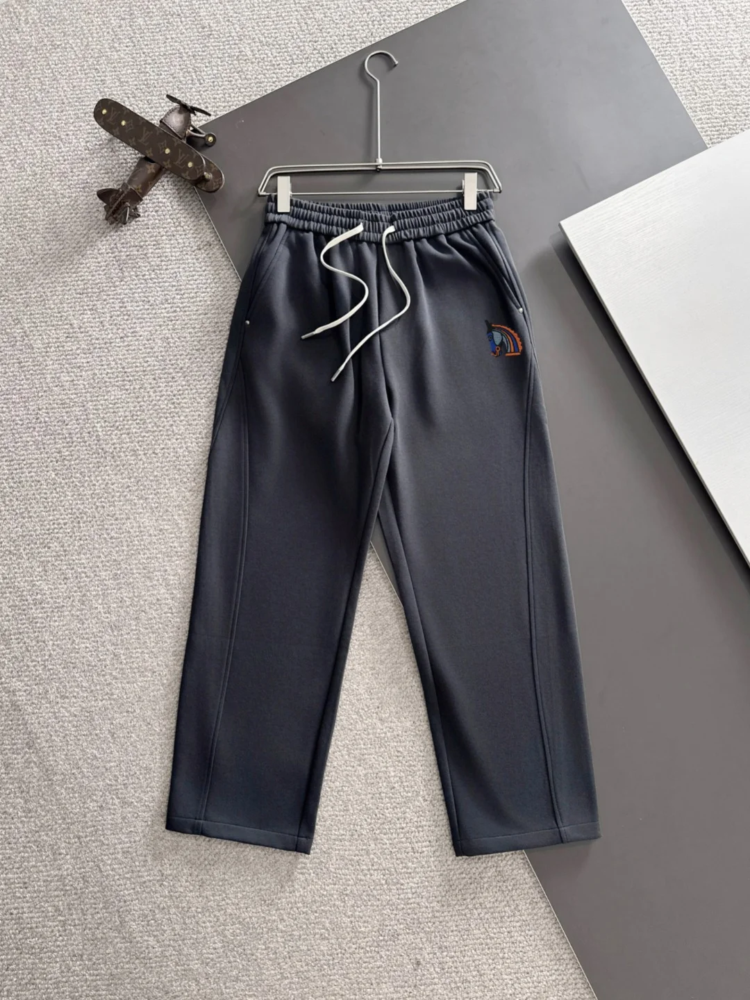 Hermès 2025 Autumn New Dark Gray Elastic-Waist Pants with Brand Element & Cut