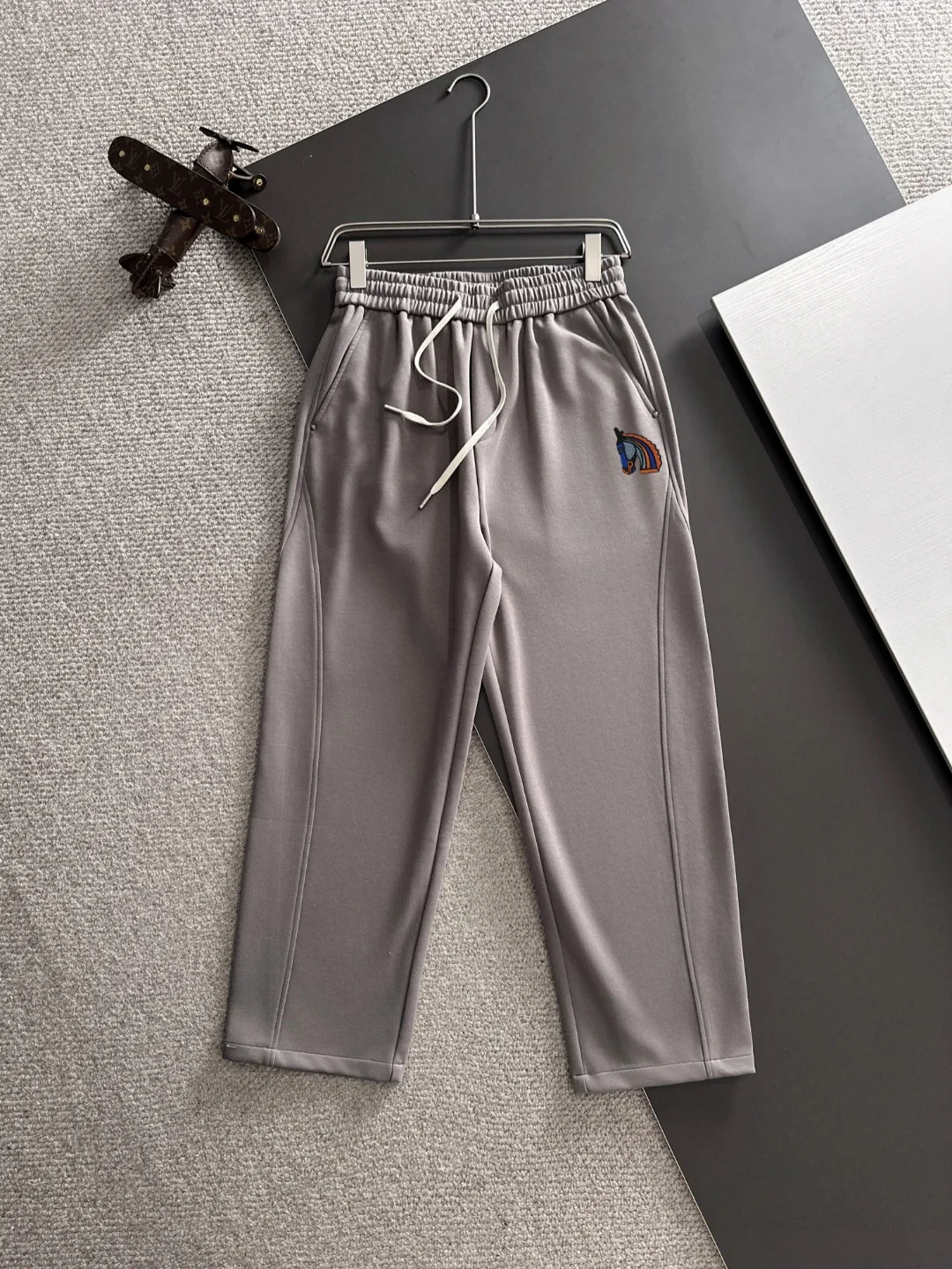 Hermès 2025 Autumn New Gray Elastic-Waist Pants with Embroidered Horse Logo