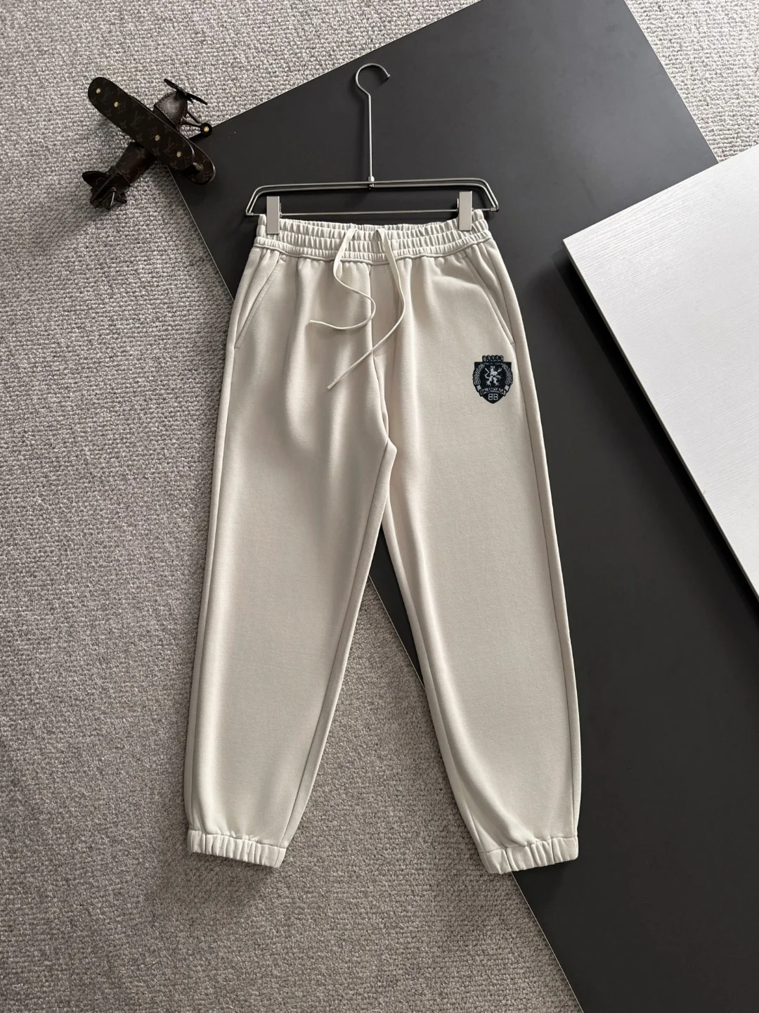 Balenciaga 2025 Fall New Off-White Elastic-Waist Pants with Brand Element