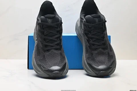 HOKA CHALLENGER 8 Running Shoes