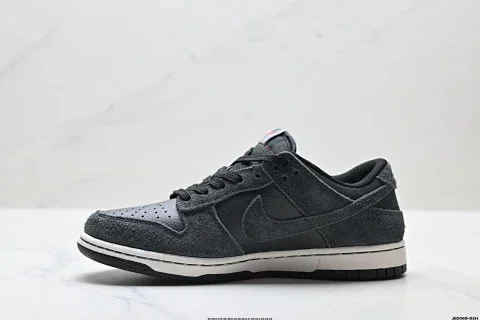 NIKE DUNK LOW Retro Low-Top Skate Sneakers