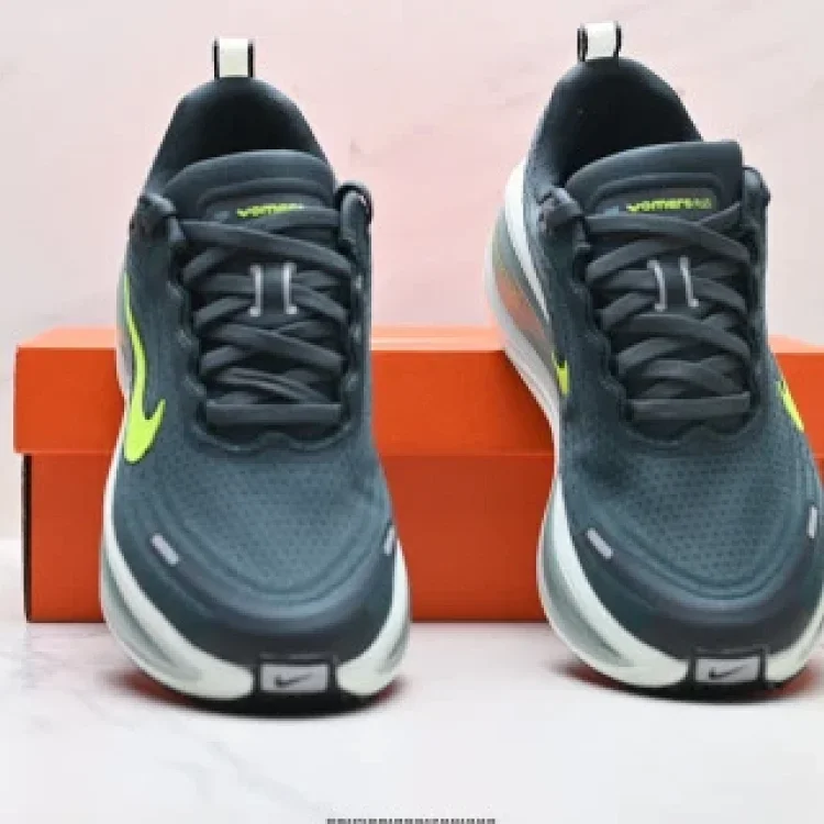 Nike VOMERO18 Plus Comfort Running Shoes